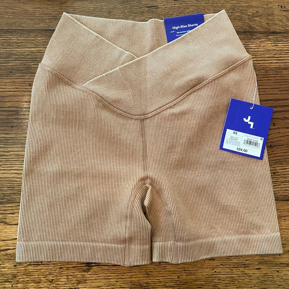 NWT JoyLab™ Women's Cross Waistband Bike Shorts 4"
Beige XS and XL - Picture 2 of 3